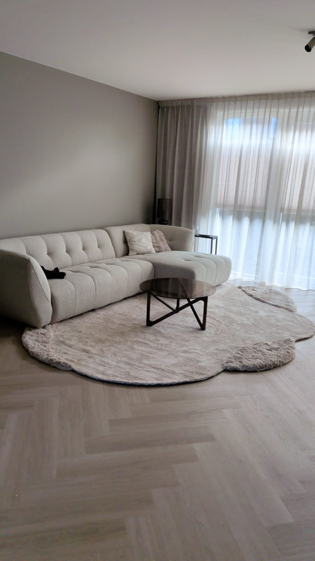 Woonkamer warm minimalistisch interieur Benthuizen door Atelumé